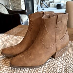 NWOT Dolce Vita Tan Ankle Boots 9